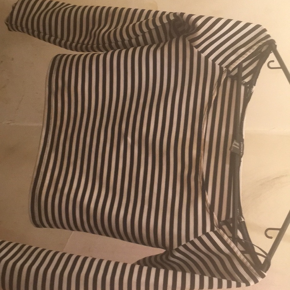 Fitted black and white striped crop top .
